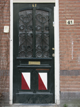 905825 Afbeelding van de voordeur van het studentenhuis Odysseus (Havikstraat 41) te Utrecht, met onderin de deur twee ...